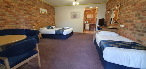 Pines Country Club Motor Inn - Sunshine Coast Guide 5
