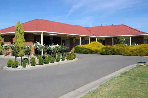 Pines Country Club Motor Inn - Sunshine Coast Guide 3