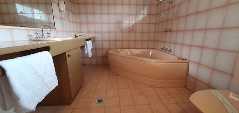 Pines Country Club Motor Inn - Sunshine Coast Guide 6
