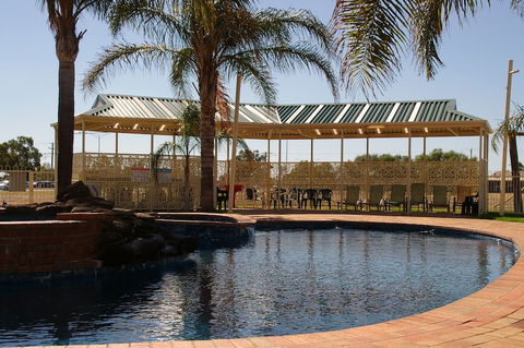 Pines Country Club Motor Inn - Sunshine Coast Guide 1