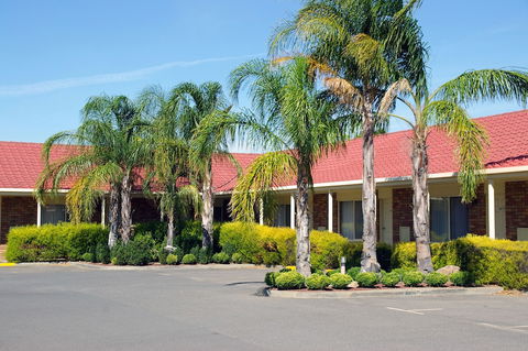 Pines Country Club Motor Inn - Sunshine Coast Guide 0