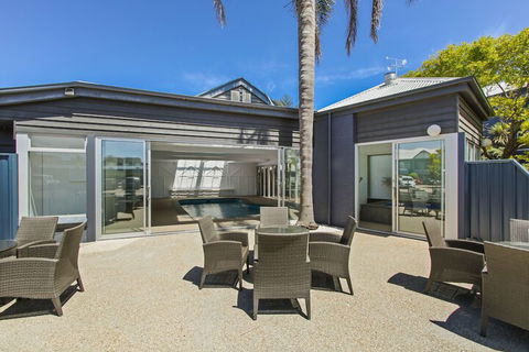 Bellevue On The Lakes - Sunshine Coast Guide 4