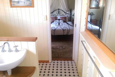 Classique Bed & Breakfast - Sunshine Coast Guide 5