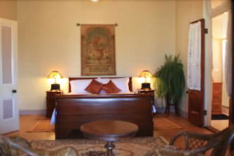 Classique Bed & Breakfast - Sunshine Coast Guide 0