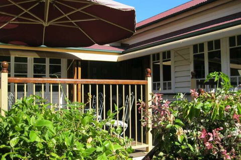 Classique Bed & Breakfast - Sunshine Coast Guide 1
