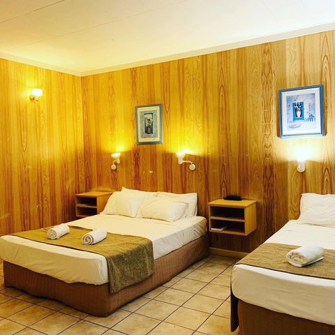 Pine Tree Motel - Sunshine Coast Guide 4