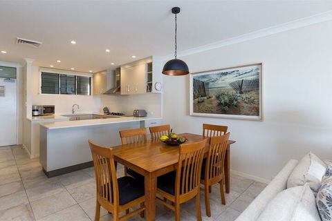 Beach Lodges - Sunshine Coast Guide 3