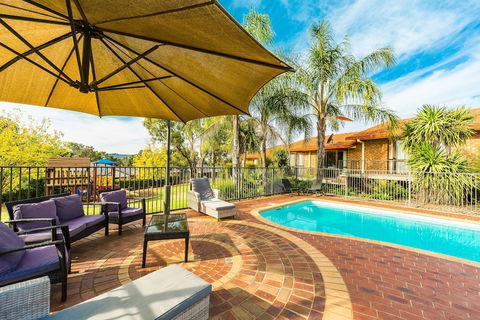 Hume Country Motor Inn - Sunshine Coast Guide 3