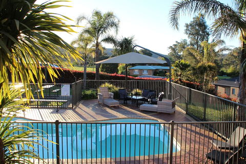 Hume Country Motor Inn - Sunshine Coast Guide 1