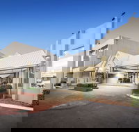 Ciloms Airport Lodge - Sunshine Coast Guide