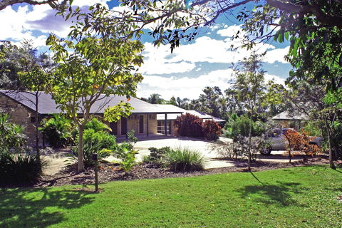 Emeraldene Inn & Eco-Lodge - Sunshine Coast Guide 3