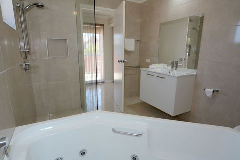 City Centre Motel - Sunshine Coast Guide 0