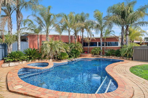 Comfort Inn Peppermill - Sunshine Coast Guide 2