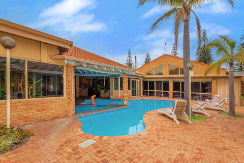 Comfort Inn Bay Of Isles - Sunshine Coast Guide 1