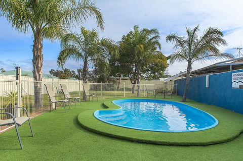 Citrus Valley Motel - Sunshine Coast Guide 1