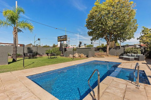 Bendigo Homestead Motor Inn & Apartments - Sunshine Coast Guide 6