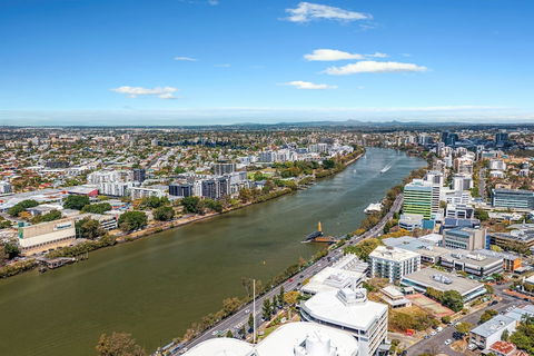 Central Cosmo Apartments - Sunshine Coast Guide 1