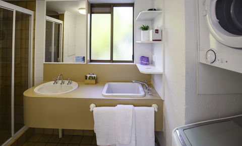 Ocean Breeze Resort - Sunshine Coast Guide 3