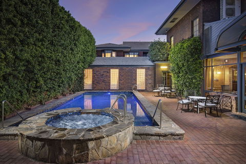 Adelaide Inn - Sunshine Coast Guide 0