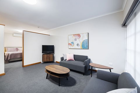 Adelaide Inn - Sunshine Coast Guide 1