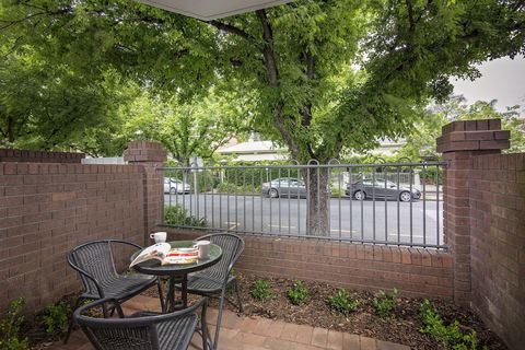 Adelaide Inn - Sunshine Coast Guide 4