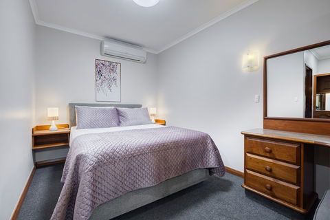 Adelaide Inn - Sunshine Coast Guide 2