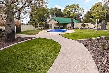 Overlander Homestead Motel - Sunshine Coast Guide 3