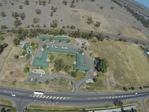 Overlander Homestead Motel - Sunshine Coast Guide 1