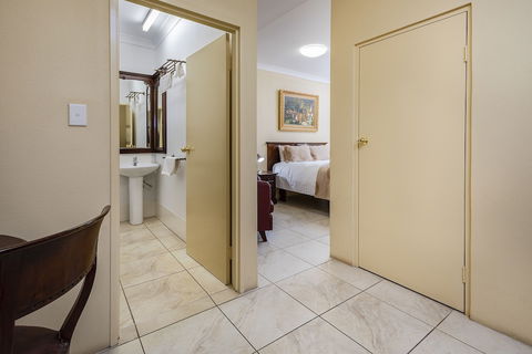 Overlander Homestead Motel - Sunshine Coast Guide 4