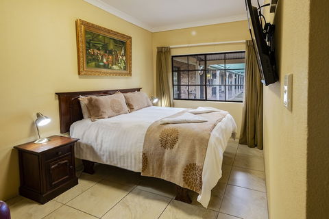 Overlander Homestead Motel - Sunshine Coast Guide 6