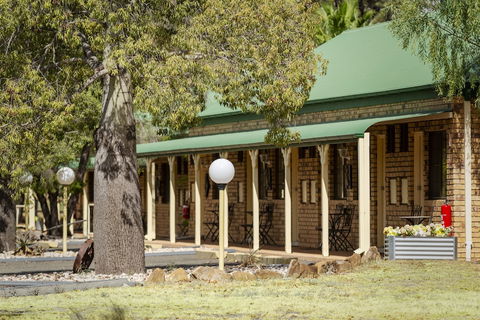 Overlander Homestead Motel - Sunshine Coast Guide 0