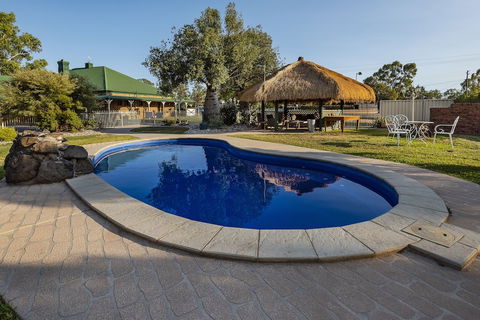 Overlander Homestead Motel - Sunshine Coast Guide 2