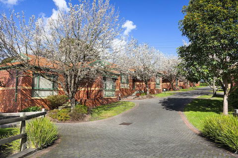 Mount Waverley Townhouses - Sunshine Coast Guide 1