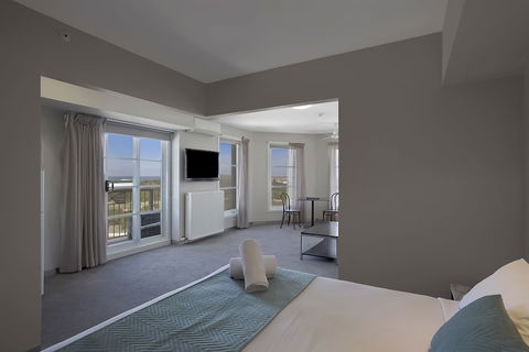 Deep Blue Hotel & Hot Springs - Sunshine Coast Guide 5