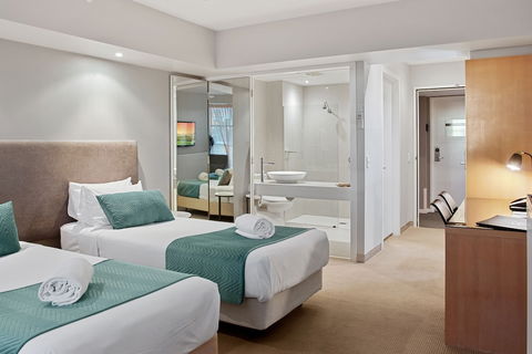 Deep Blue Hotel & Hot Springs - Sunshine Coast Guide 4