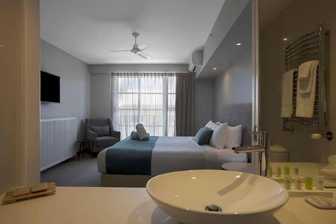 Deep Blue Hotel & Hot Springs - Sunshine Coast Guide 1