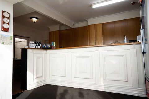 Admiralty Inn - Sunshine Coast Guide 1