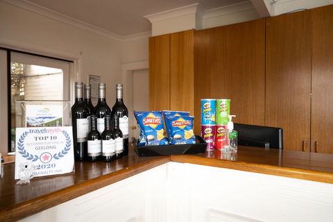Admiralty Inn - Sunshine Coast Guide 3