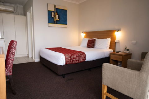 Admiralty Inn - Sunshine Coast Guide 4