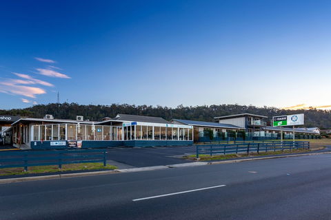 Beachfront At Bicheno - Sunshine Coast Guide 0