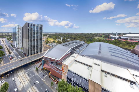Oaks Adelaide Embassy Suites - Sunshine Coast Guide 4