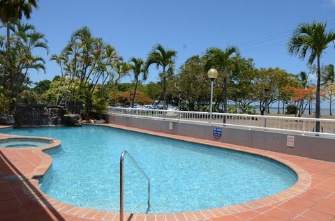 Acacia Court Hotel - Sunshine Coast Guide 1