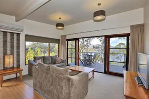 Stewarts Bay Lodge - Sunshine Coast Guide 0