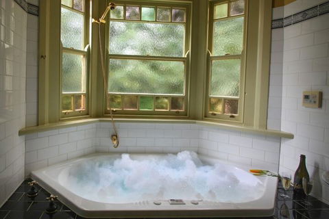 Moments Mountain Retreat - Sunshine Coast Guide 4