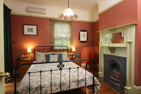 Moments Mountain Retreat - Sunshine Coast Guide 3