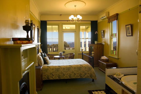 Moments Mountain Retreat - Sunshine Coast Guide 6