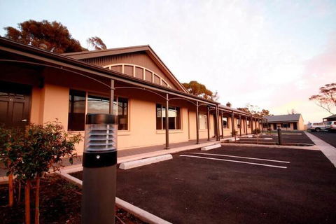 Sundowner Motel Hotel - Sunshine Coast Guide 1
