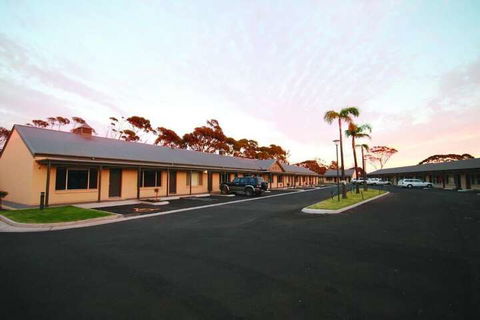 Sundowner Motel Hotel - Sunshine Coast Guide 3