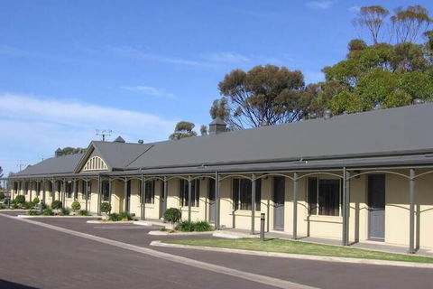 Sundowner Motel Hotel - Sunshine Coast Guide 2