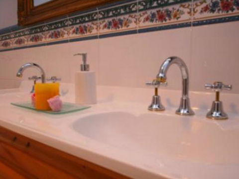 Quayside Cottages - Sunshine Coast Guide 2